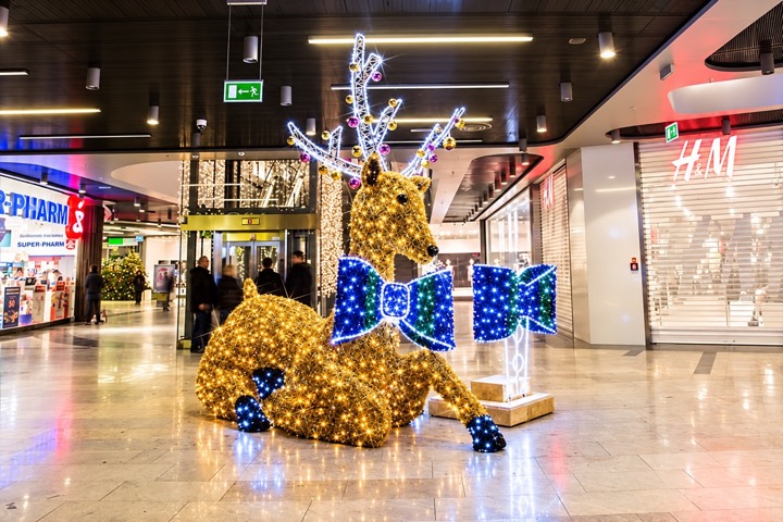 Liggend rendier met cadeaus
