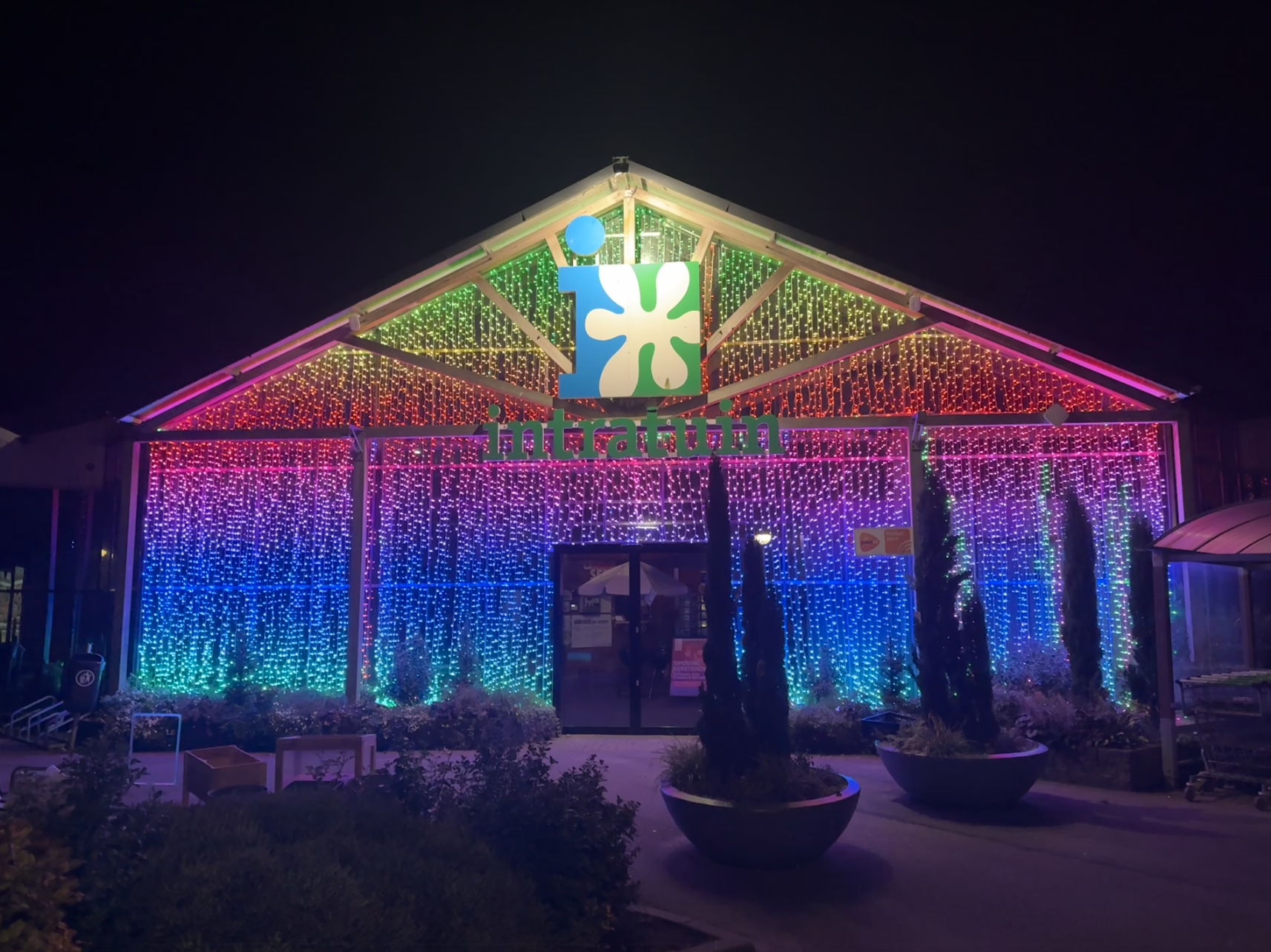 Intratuin Kerstversiering - Twinkly - verlichting buiten kerst - Tuincentra kerstversiering